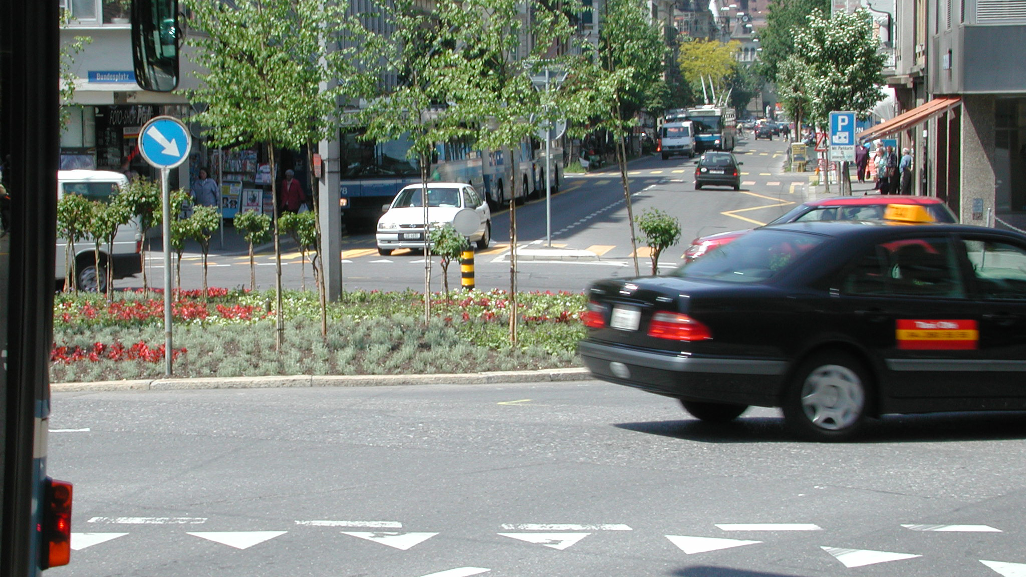 Kreisel am Luzerner Bundesplatz, auf dem Autos zu sehen sind